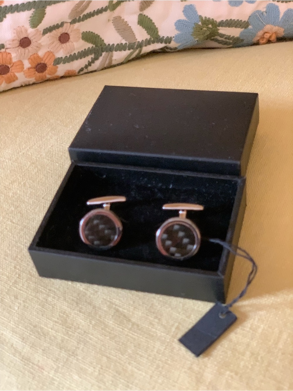 HUGO BOSS Mens Round Black Carbon Fiber Cufflinks with Silver Trim- NEW IN BOX - Picture 2 of 7